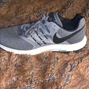 Black run swift Nike shoes